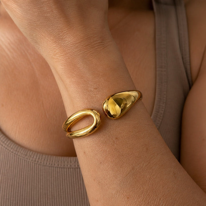 Enduring Teardrop Gold Bracelet