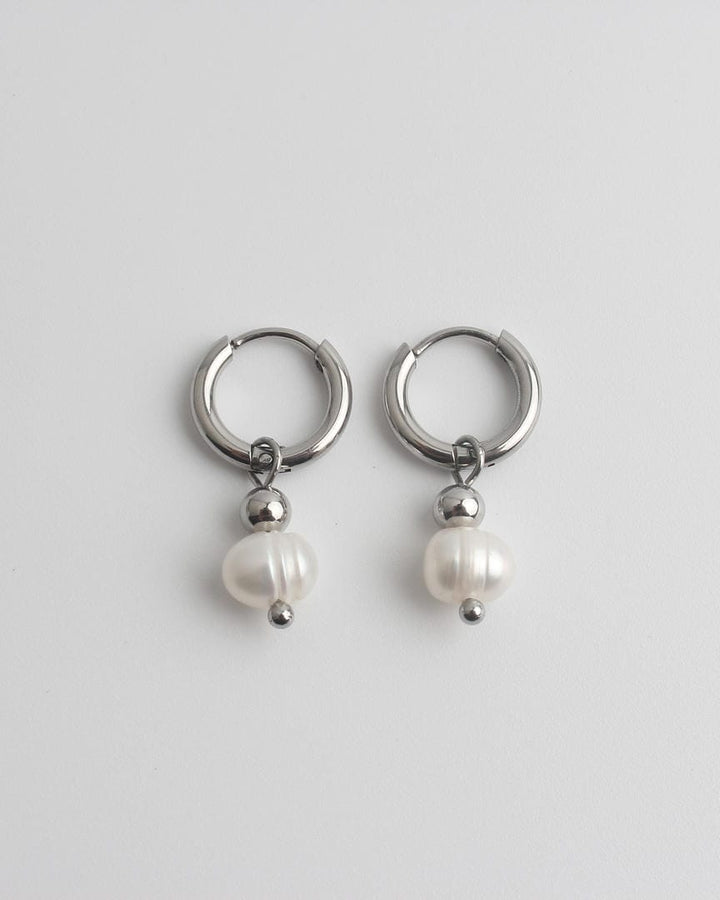 Veerle Stunning Pearl White Earrings