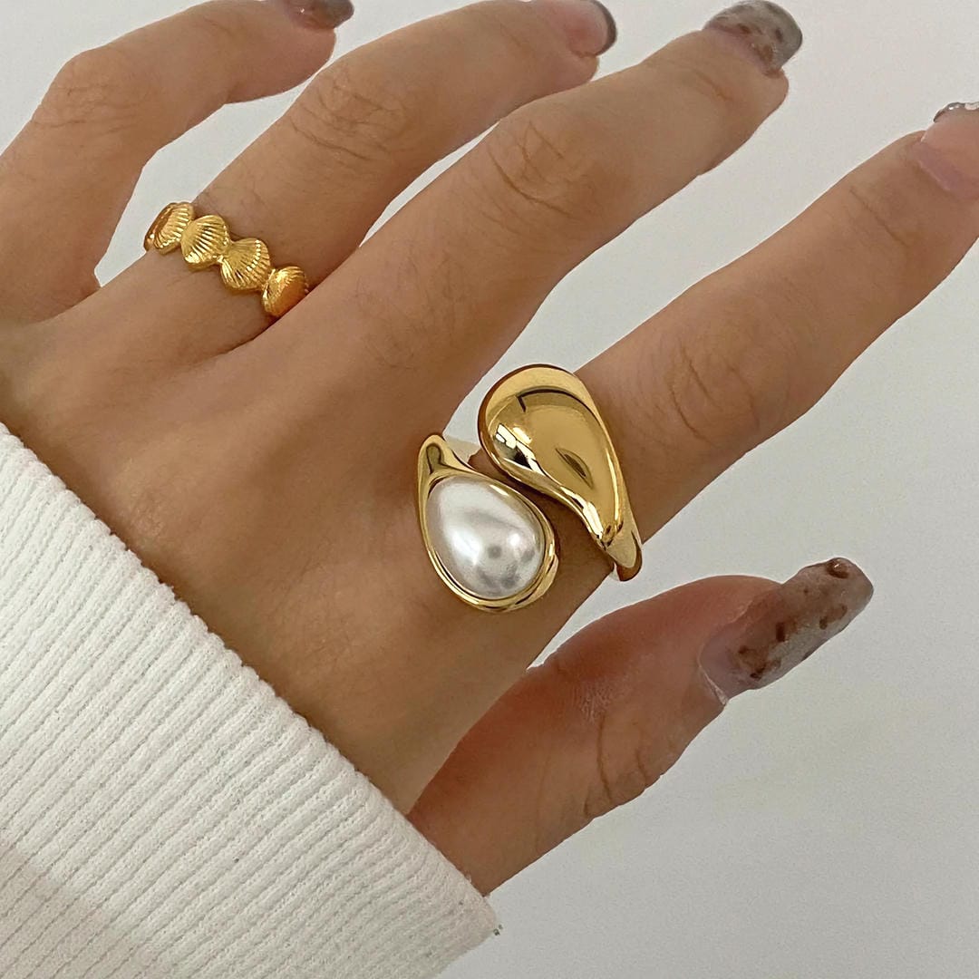 Maria Dazzling Pearl Sculpted Gold ring