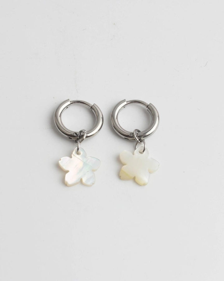 Flower Shell In White Classic Earrings