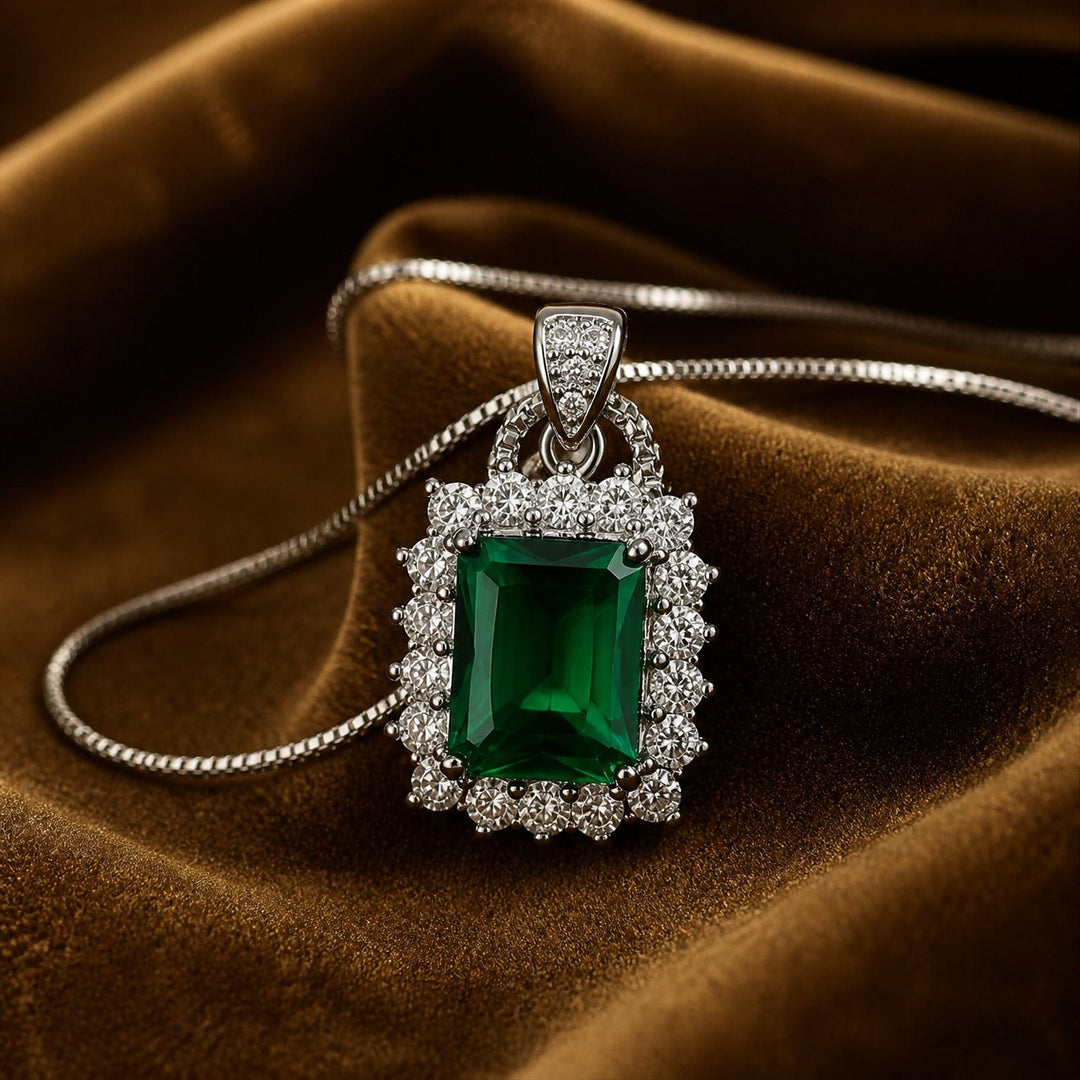 Emerald Lumière White Gold Necklace